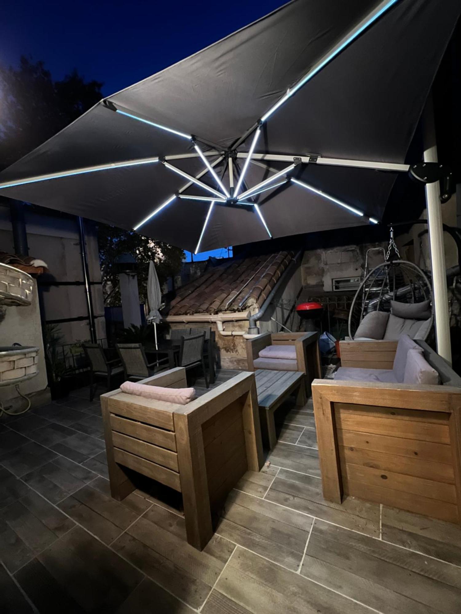 Renove, Vue Sur Palais Des Papes, Terrasse Et Wifi Troisieme Etage Avignon